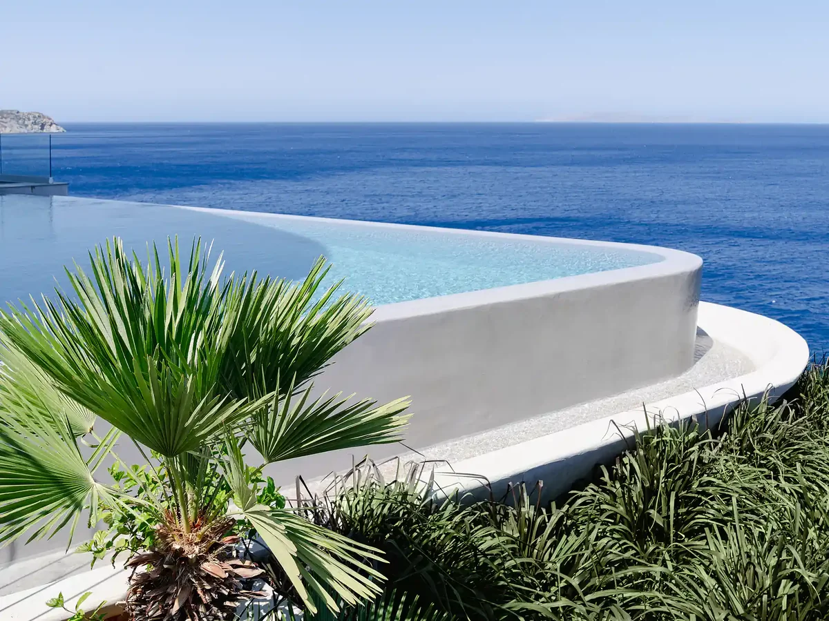 Heated infinity pool with jacuzzi overlooking the Aegean Sea — Meltemi Villa Crete